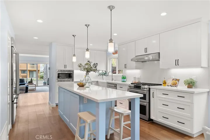 Sit up countertop - check
Deep pull out drawers - check