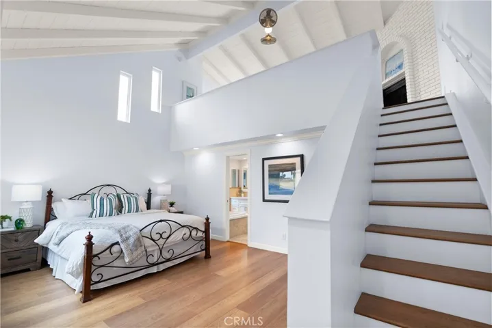 Yes, this primary suite does have private access to the loft.