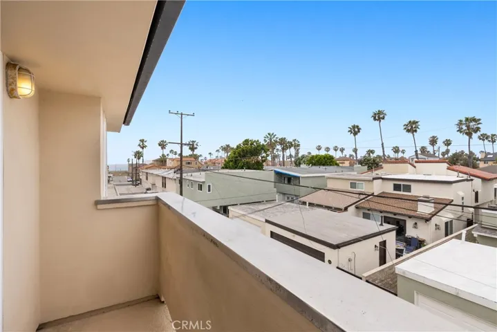 A peek at the ocean from the loft balcony.