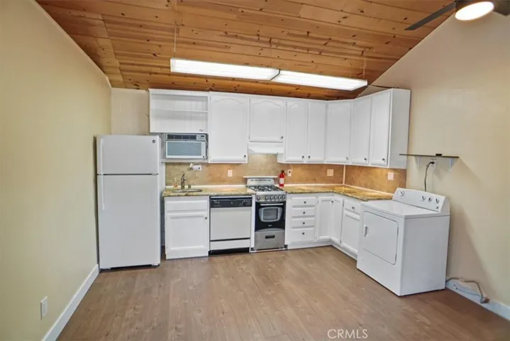 6453 Montgomery Avenue, Lake Balboa, California 91406