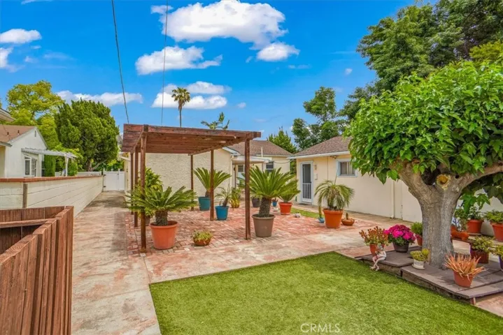 6453 Montgomery Avenue, Lake Balboa, California 91406