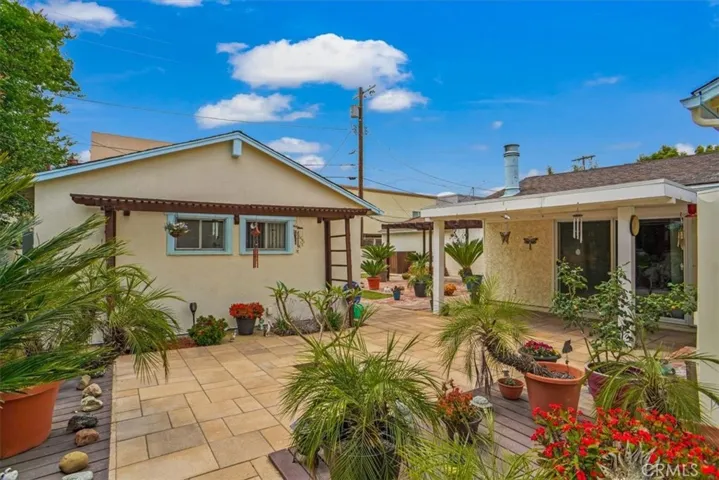 6453 Montgomery Avenue, Lake Balboa, California 91406