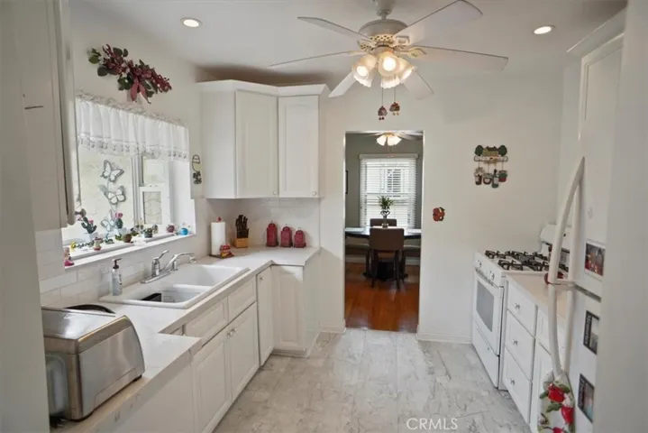 6453 Montgomery Avenue, Lake Balboa, California 91406
