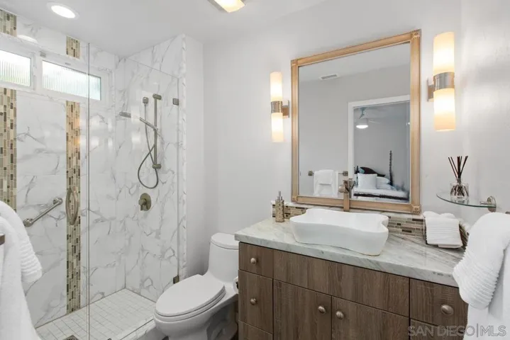Primary en-suite bathroom