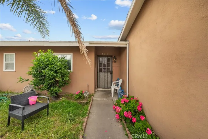 565 W Van Koevering Street, Rialto, California 92376