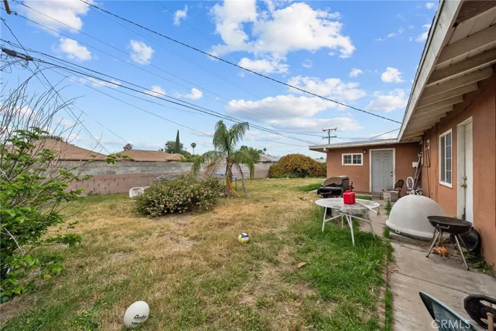 565 W Van Koevering Street, Rialto, California 92376