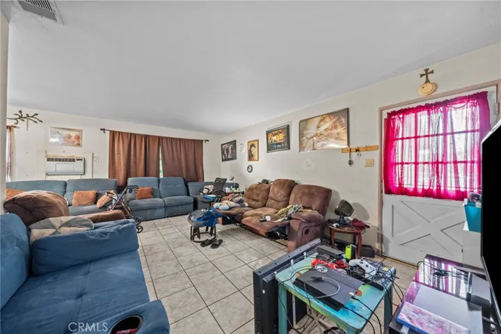 565 W Van Koevering Street, Rialto, California 92376