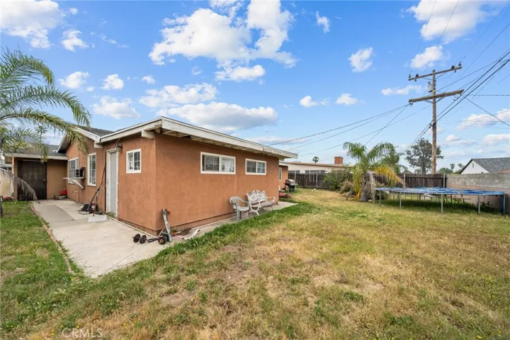 565 W Van Koevering Street, Rialto, California 92376
