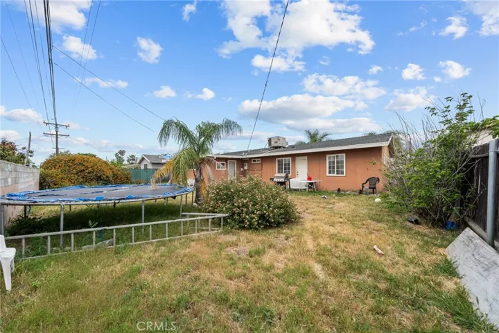 565 W Van Koevering Street, Rialto, California 92376