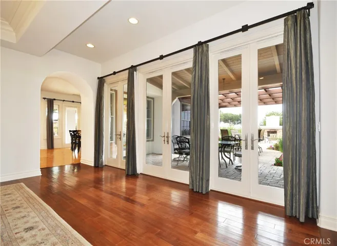 French doors from dining area to courtyard