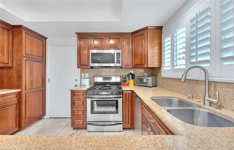 Granite counter tops, direct garage access