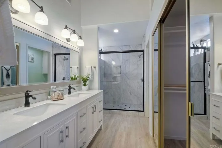 Note walk in closet