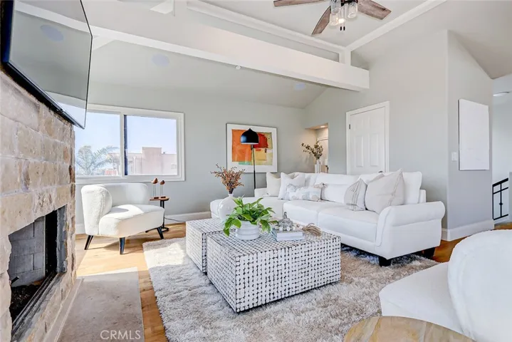 303 7th Street A, Manhattan Beach, California 90266