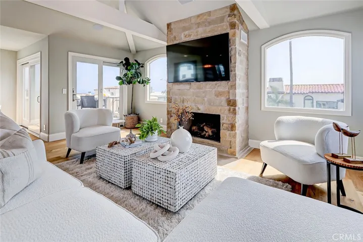 303 7th Street A, Manhattan Beach, California 90266