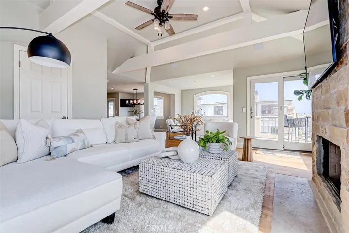 303 7th Street A, Manhattan Beach, California 90266