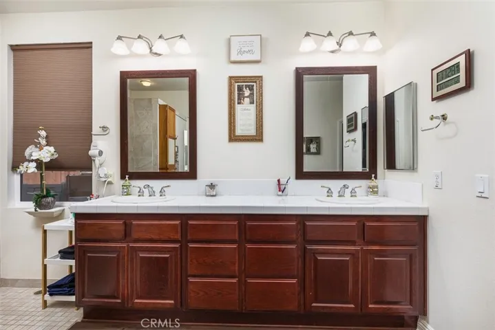 Double vanity in primary bathroom