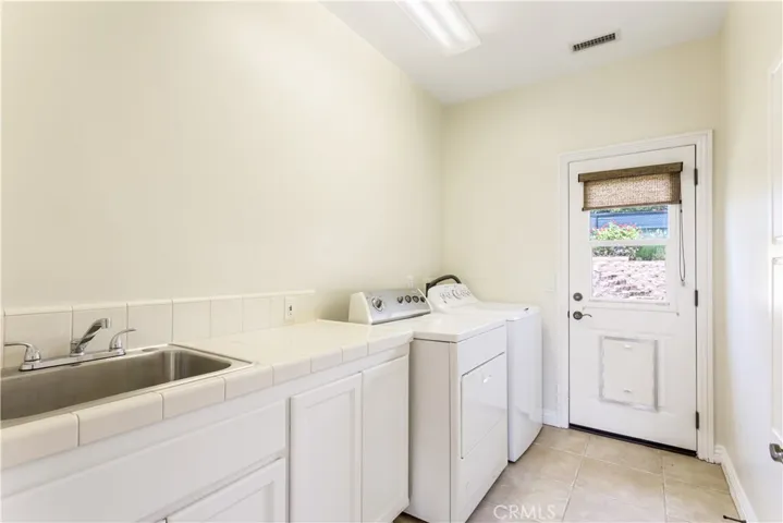 Laundry room with sink.
