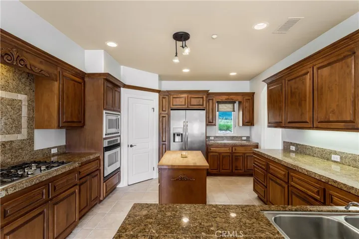 Gas cooktop, walk-in pantry.