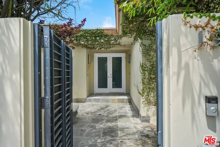1991 Stradella Road, Los Angeles, California 90077