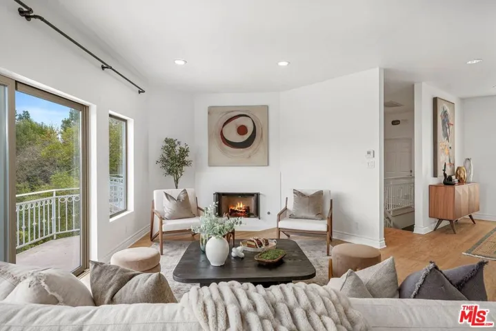1991 Stradella Road, Los Angeles, California 90077