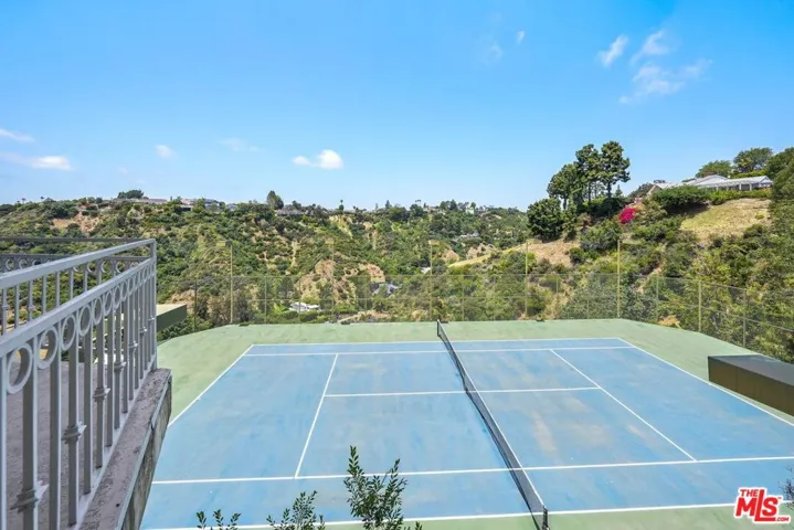 1991 Stradella Road, Los Angeles, California 90077