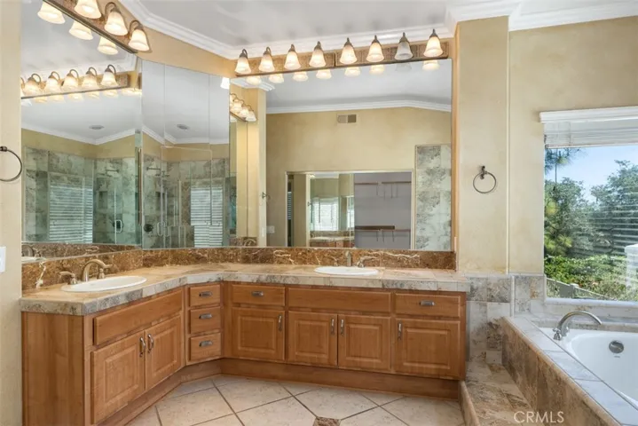 Master Bathroom w/Dual Sinks