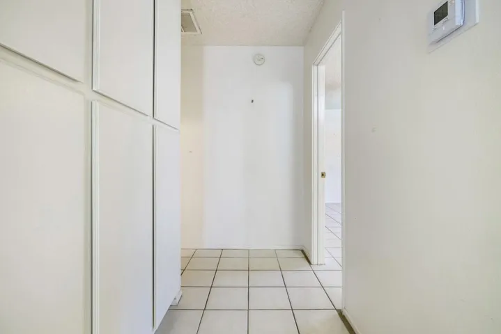 21-web-or-mls-JL_Laverne_OPMG_0524_021