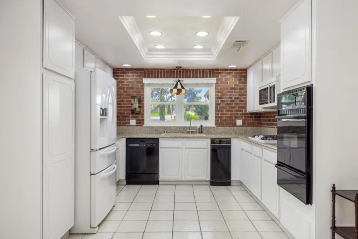 15-web-or-mls-JL_Laverne_OPMG_0524_015