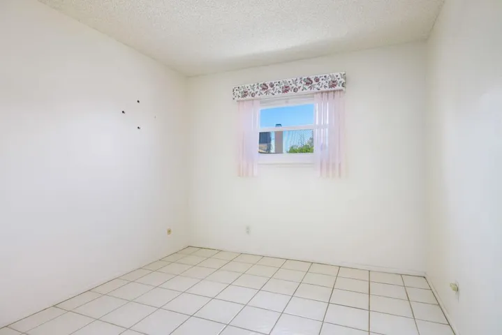 30-web-or-mls-JL_Laverne_OPMG_0524_030