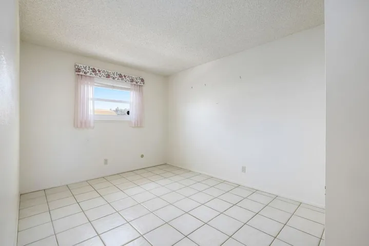 32-web-or-mls-JL_Laverne_OPMG_0524_032