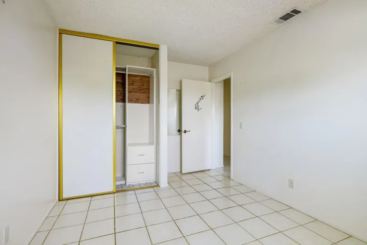31-web-or-mls-JL_Laverne_OPMG_0524_031