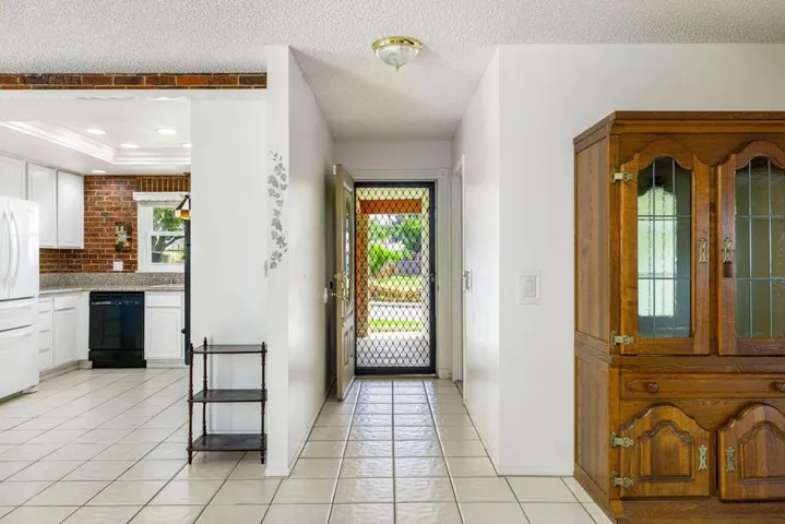 11-web-or-mls-JL_Laverne_OPMG_0524_011