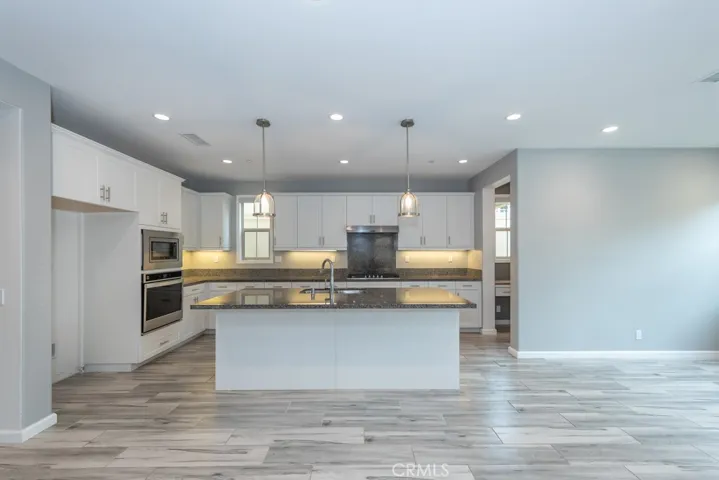 Kitchen, looking from den.  
Such an open floorplan!