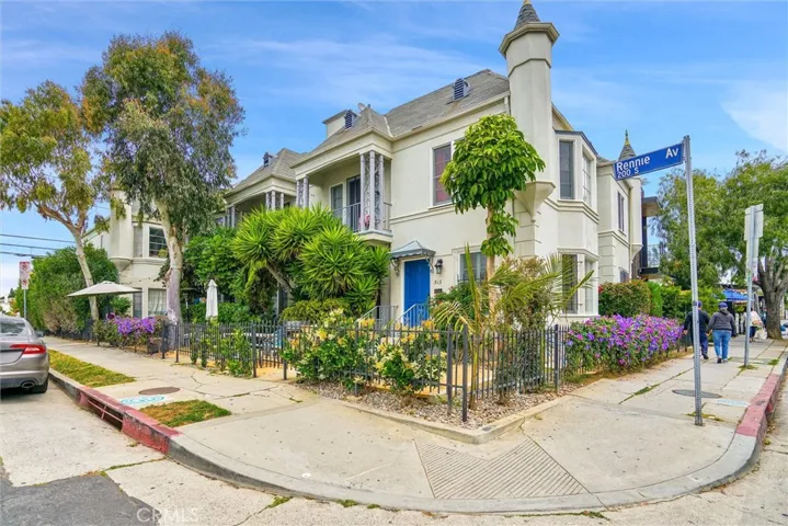 515 Rose Avenue, Venice, California 90291