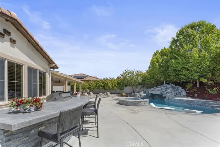 Built In BBQ and Ice Maker Outdoor Kitchen