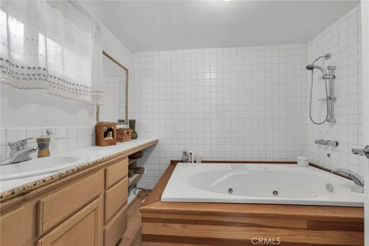 Primary Bath En-Suite