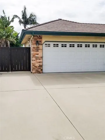 ADDITIONAL 2-CAR GARAGE ON BIXBY.  IDEAL FOR AN ADU CONVERSION WITH ADJACENT AUTO OR BOAT PARKING