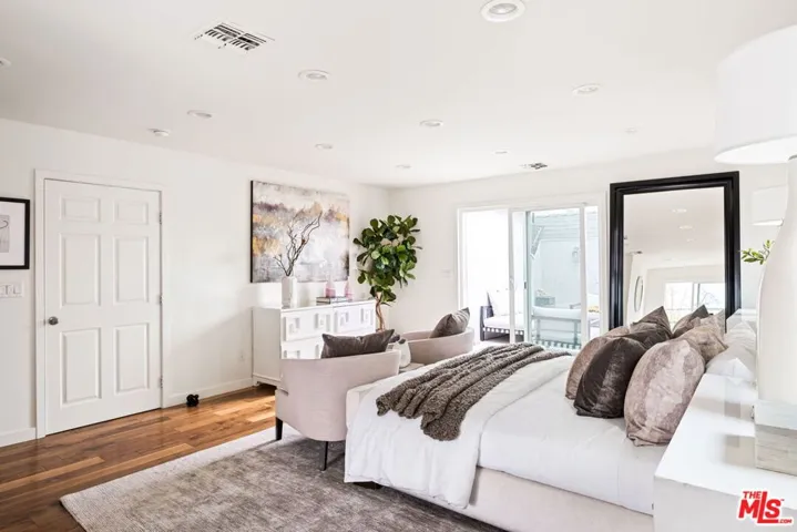 1137 S Ridgeley Drive, Los Angeles, California 90019