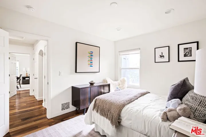 1137 S Ridgeley Drive, Los Angeles, California 90019