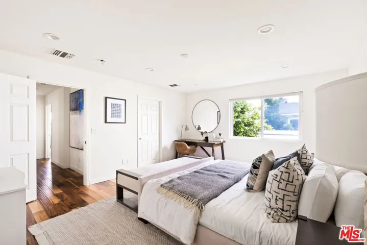 1137 S Ridgeley Drive, Los Angeles, California 90019