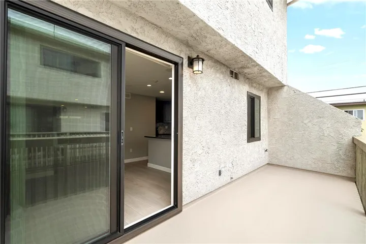 Balcony off kitchen and dining w/gas