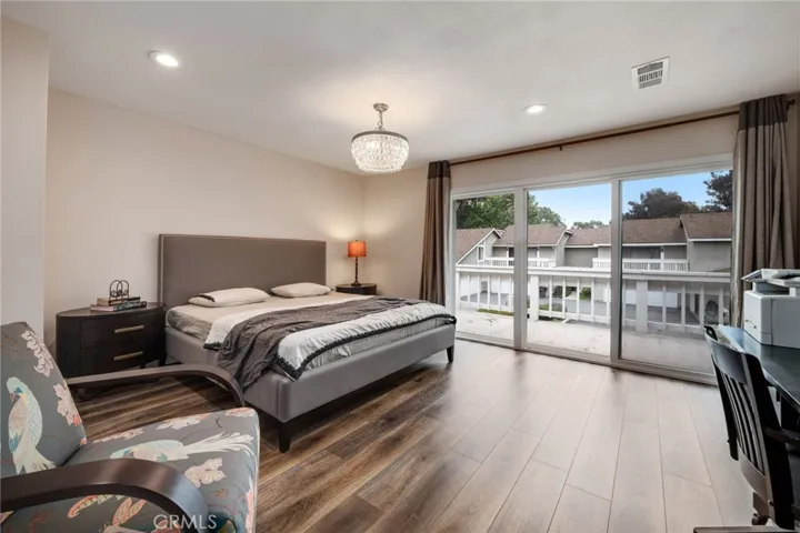 Secondary bedroom with walk-in closet and a big balcony