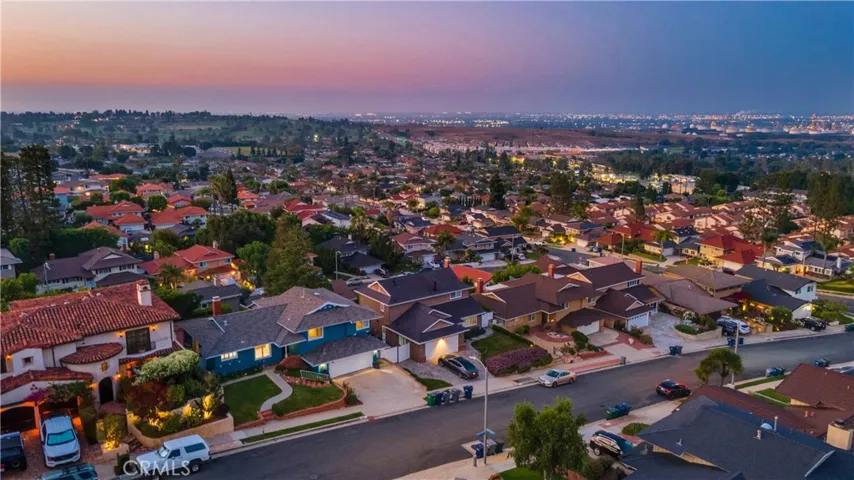 NEIGHBORHOOD VIEW 8