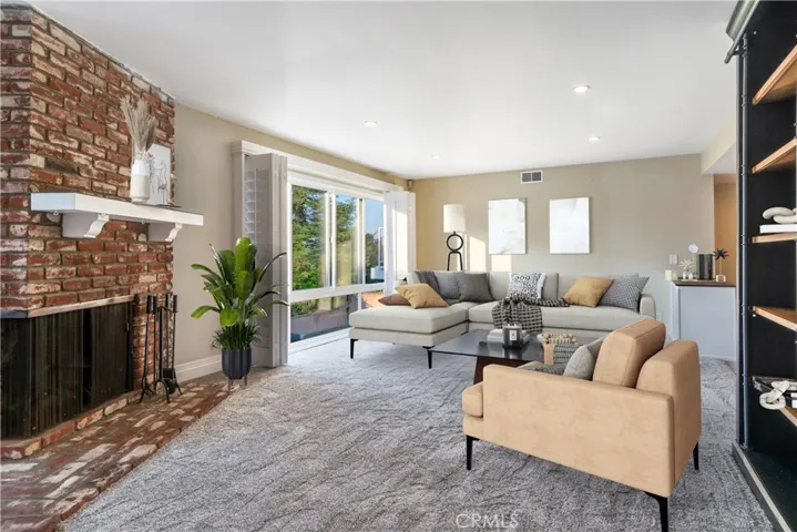 GORGEOUS LIVING AREA -  VIRTUALLY STAGED