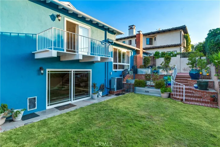 LARGE BACKYARD - GRASS IS VIRTUALLY ENHANCED