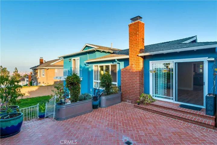 LARGE BEAUTIFUL BRICK PATIO