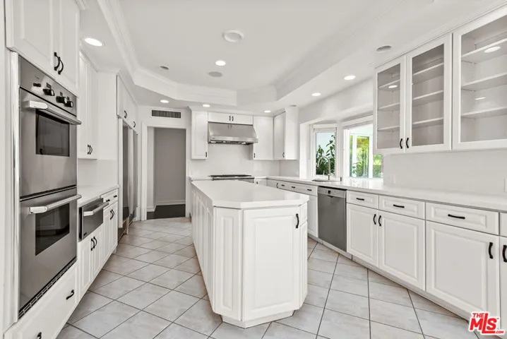 15638 Royal Oak Road, Encino, California 91436