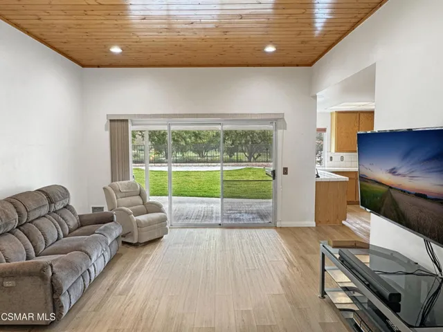 18 Family room 2