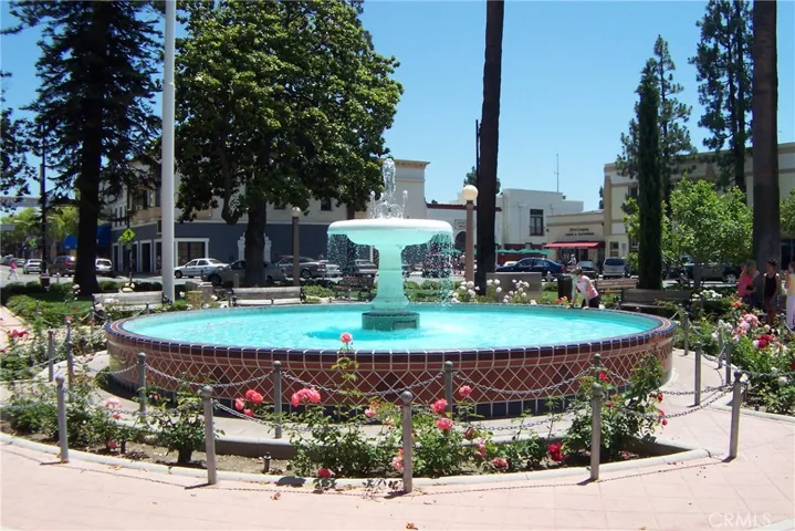 The circle and its famous fountain