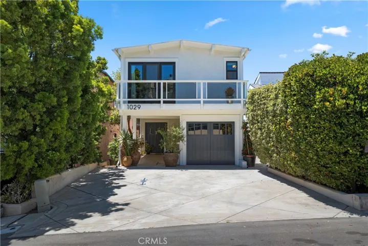 This stunning home is within easy distance to Moulton Park, hiking trails, tennis courts, and minutes from Laguna's famous restaurants, shops, and the beach.